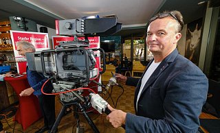 Christian Mathiesen hat auf die geänderten Anforderungen seiner Kunden reagiert und bietet mit seinem Unternehmen Live-Streaming an. - Foto: Andreas Zobe Christian Mathiesen hat auf die geänderten Anforderungen seiner Kunden reagiert und bietet mit seinem Unternehmen Live-Streaming an. - Foto: Andreas Zobe