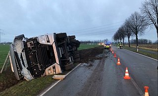 Der Lkw-Fahrer kam aus bisher unbekannten Gründen nach rechts von der Straße ab. - Polizei Kreis Minden-Lübbecke Der Lkw-Fahrer kam aus bisher unbekannten Gründen nach rechts von der Straße ab. - Polizei Kreis Minden-Lübbecke