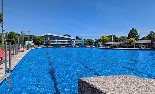 Das Freibad startet in die neue Saison. Rund eine Woche dauert es, bis das Becken vollgelaufen ist. Der Schritt ist allerdings schon getan. - Alex Wall Das Freibad startet in die neue Saison. Rund eine Woche dauert es, bis das Becken vollgelaufen ist. Der Schritt ist allerdings schon getan. - Alex Wall