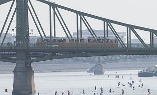 In Budapest ist das Schwimmen in der Donau punktuell möglich. (Archivbild) - Attila Volgyi/XinHua/dpa In Budapest ist das Schwimmen in der Donau punktuell möglich. (Archivbild) - Attila Volgyi/XinHua/dpa