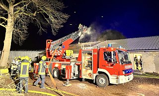 Um die Wasserversorgung für den Einsatz in Lintel im Kreis Gütersloh sicherzustellen, musste eine Schlauchleitung über eine längere Strecke verlegt werden. Der Einsatzleiter ließ das Deutsche Rote Kreuz mit warmen Getränken anfordern. - Thorsten Heß Um die Wasserversorgung für den Einsatz in Lintel im Kreis Gütersloh sicherzustellen, musste eine Schlauchleitung über eine längere Strecke verlegt werden. Der Einsatzleiter ließ das Deutsche Rote Kreuz mit warmen Getränken anfordern. - Thorsten Heß