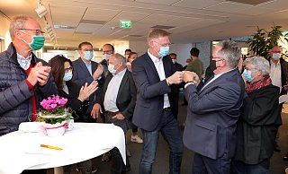 Bürgermeister Ulrich Rolfsmeyer gratuliert seinem Nachfolger Andreas Hüffmann. - Frank-Michael Kiel-Steinkamp Bürgermeister Ulrich Rolfsmeyer gratuliert seinem Nachfolger Andreas Hüffmann. - Frank-Michael Kiel-Steinkamp