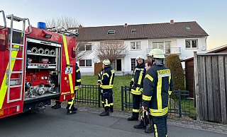 45 Einsatzkräfte der Feuerwehr Salzkotten wurden zum Küchenbrand im Stadtteil Verne alarmiert. - Ralph Meyer 45 Einsatzkräfte der Feuerwehr Salzkotten wurden zum Küchenbrand im Stadtteil Verne alarmiert. - Ralph Meyer