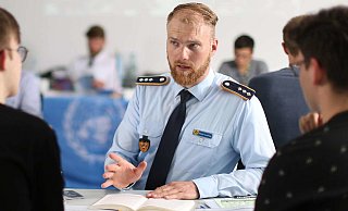 Ein Jugendoffizier beantwortet bei einer Informationsveranstaltung die Fragen von Schülern. - Bundeswehr Ein Jugendoffizier beantwortet bei einer Informationsveranstaltung die Fragen von Schülern. - Bundeswehr