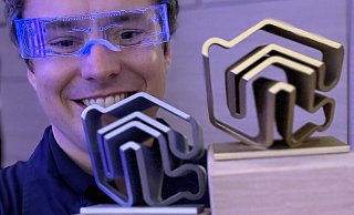 Lichtwart-Gründer Johannes Mailänder präsentiert stolz seine zwei Pokale – einmal den Gesamtsieg der PropTech Germany Awards und den Sieg in der Kategorie Smarte Gebäudeeffizienz. - Lichtwart GmbH Lichtwart-Gründer Johannes Mailänder präsentiert stolz seine zwei Pokale – einmal den Gesamtsieg der PropTech Germany Awards und den Sieg in der Kategorie Smarte Gebäudeeffizienz. - Lichtwart GmbH