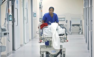 Die Zahl derer, die mit dem Rettungswagen gebracht werden, ist in der Notaufnahme des Klinkums nahezu gleich geblieben. - Sarah Jonek Die Zahl derer, die mit dem Rettungswagen gebracht werden, ist in der Notaufnahme des Klinkums nahezu gleich geblieben. - Sarah Jonek