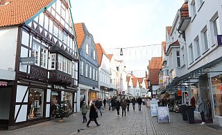 Shoppen ist eine beliebte Freizeitbeschäftigung. In Ostwestfalen mögen die Menschen besonders die kleinen Fußgängerzonen und kleineren Städte, wie hier in Lübbecke. - Spreen-Ledebur Shoppen ist eine beliebte Freizeitbeschäftigung. In Ostwestfalen mögen die Menschen besonders die kleinen Fußgängerzonen und kleineren Städte, wie hier in Lübbecke. - Spreen-Ledebur