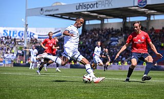 Noah Sarenren Bazee (l.) holte beim Auswärtsspiel in Unterhaching einen Elfmeter für Arminia Bielefeld heraus. - Teresa Kroeger/RHR-FOTO Noah Sarenren Bazee (l.) holte beim Auswärtsspiel in Unterhaching einen Elfmeter für Arminia Bielefeld heraus. - Teresa Kroeger/RHR-FOTO