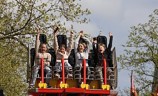 Und hoch die Hände: Wie diese vier Jugendlichen auf dem Foto hatten viele Tausend Menschen ihren Spaß auf der Osterkirmes. - Claus Frickemeier Und hoch die Hände: Wie diese vier Jugendlichen auf dem Foto hatten viele Tausend Menschen ihren Spaß auf der Osterkirmes. - Claus Frickemeier