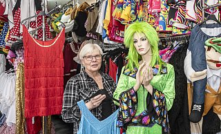 Neben bunten Outfits der 20er- und 70er-Jahre hat Katrin Sobiana auch kreative Kostüme wie huckepack-tragende Zwerge im Angebot. - Jörg Dieckmann Neben bunten Outfits der 20er- und 70er-Jahre hat Katrin Sobiana auch kreative Kostüme wie huckepack-tragende Zwerge im Angebot. - Jörg Dieckmann