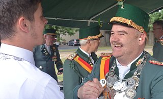 Freude pur: Der neue Bezirkskönig Bernd Petermeier (r.) nimmt die Glückwünsche eines Jungschützen entgegen. - Dietmar Gröbing Freude pur: Der neue Bezirkskönig Bernd Petermeier (r.) nimmt die Glückwünsche eines Jungschützen entgegen. - Dietmar Gröbing