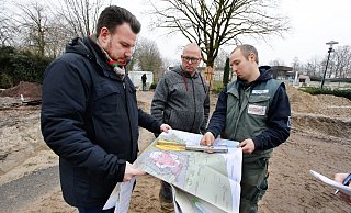 Sascha Kirschner vom Büro Freiraumplanung Wolf, Schwimmmeister Björn Jann und Denis Renfert, Vorarbeiter des für die Garten- und Landschaftsbauarbeiten zuständigen Oelder Unternehmens Westermann. - Roland Thöring Sascha Kirschner vom Büro Freiraumplanung Wolf, Schwimmmeister Björn Jann und Denis Renfert, Vorarbeiter des für die Garten- und Landschaftsbauarbeiten zuständigen Oelder Unternehmens Westermann. - Roland Thöring