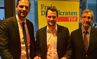 Der Kreisverbandsvorsitzende Marc Lürbke (l.) und der Stadtverbandsvorsitzende Michael Hadaschik (r.) haben den Gastredner und Bundestagsabgeordneten Johannes Vogel in ihre Mitte genommen. - Dietmar Gröbing Der Kreisverbandsvorsitzende Marc Lürbke (l.) und der Stadtverbandsvorsitzende Michael Hadaschik (r.) haben den Gastredner und Bundestagsabgeordneten Johannes Vogel in ihre Mitte genommen. - Dietmar Gröbing