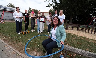Nicole Schäfers (vorn) von der Kita Pusteblume mit den Kooperationspartnern Anna Sophie Türich (v. l.), Michael Grawe, Kathrin Wilke, Christina Wald, Jenny Zarath Knoblich, Andrea Stephan-Baier, Anna Lödige und Linda Freitag. - David Schellenberg Nicole Schäfers (vorn) von der Kita Pusteblume mit den Kooperationspartnern Anna Sophie Türich (v. l.), Michael Grawe, Kathrin Wilke, Christina Wald, Jenny Zarath Knoblich, Andrea Stephan-Baier, Anna Lödige und Linda Freitag. - David Schellenberg