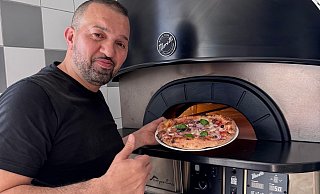 Roberto Marciano am neuen Steinofen, in dem er die neapolitanische Pizza backt. Zusammen mit seiner Familie betreibt er neuerdings das Restaurant am Versmolder Tennispark. - Familie Marciano Roberto Marciano am neuen Steinofen, in dem er die neapolitanische Pizza backt. Zusammen mit seiner Familie betreibt er neuerdings das Restaurant am Versmolder Tennispark. - Familie Marciano