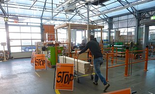 Bei Hornbach wird weiterhin fleißig eingekauft. Schilder weisen darauf hin, im Kassenbereich Abstand zu anderen Kunden zu halten. - Sabine Kauke Bei Hornbach wird weiterhin fleißig eingekauft. Schilder weisen darauf hin, im Kassenbereich Abstand zu anderen Kunden zu halten. - Sabine Kauke