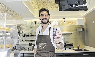 Guten Appetit: Daniel Aslan, Inhaber des Eiscafés La Luna ist für einen Ansturm gewappnet. - Franz Purucker Guten Appetit: Daniel Aslan, Inhaber des Eiscafés La Luna ist für einen Ansturm gewappnet. - Franz Purucker