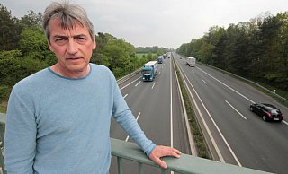 Der Hövelhofer Hartmut Wiethof wohnt in der Nähe der Autobahn 33 und setzt sich für mehr Lärmschutz ein. - Marco Schreiber Der Hövelhofer Hartmut Wiethof wohnt in der Nähe der Autobahn 33 und setzt sich für mehr Lärmschutz ein. - Marco Schreiber