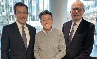 Michael Mronz (l.) und Bernhard Hoppe-Biermeyer (r.) stellten Ex-Leichtathletik-Weltstar Sebastian Coe in London das Konzept für Olympia an Rhein und Ruhr vor. - CDU NRW Michael Mronz (l.) und Bernhard Hoppe-Biermeyer (r.) stellten Ex-Leichtathletik-Weltstar Sebastian Coe in London das Konzept für Olympia an Rhein und Ruhr vor. - CDU NRW