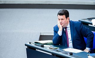 Hubertus Heil (SPD), Bundesminister für Arbeit und Soziales, im Plenum des Deutschen Bundestages. - Foto: Christoph Soeder/dpa Hubertus Heil (SPD), Bundesminister für Arbeit und Soziales, im Plenum des Deutschen Bundestages. - Foto: Christoph Soeder/dpa