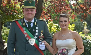 Sander Majestäten: Philipp Berkemeier und Alina Lempart im Garten der Gaststätte Meermeier. - Dietmar Gröbing Sander Majestäten: Philipp Berkemeier und Alina Lempart im Garten der Gaststätte Meermeier. - Dietmar Gröbing