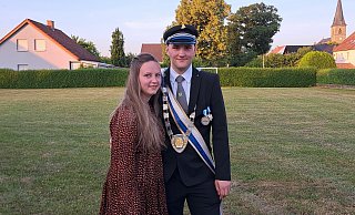 Finn und Marion Nolte regieren die Schützen in Lütgeneder. - Schützen Lütgeneder Finn und Marion Nolte regieren die Schützen in Lütgeneder. - Schützen Lütgeneder