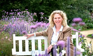 Alexandra Matzke hat auf einer Bank im Apothekergarten des Botanischen Gartens Gütersloh Platz genommen. Das ist einer ihrer Glücksorte. - Andreas Frücht Alexandra Matzke hat auf einer Bank im Apothekergarten des Botanischen Gartens Gütersloh Platz genommen. Das ist einer ihrer Glücksorte. - Andreas Frücht
