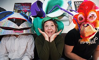 Schon in Carnivalstimmung zeigen Dirk Möller (l.), Maren Galke und Phil Oliver Kruse die ersten Kostüme für die nächste Parade - Sarah Jonek Schon in Carnivalstimmung zeigen Dirk Möller (l.), Maren Galke und Phil Oliver Kruse die ersten Kostüme für die nächste Parade - Sarah Jonek