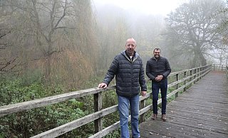 Ferdinand Welling (l.) und Edison Buch haben sich die Schaffung eines Naherholungsbereiches am Greumesberg auf die Fahne geschrieben. Auch die marode Holzbrücke soll saniert werden, im Hintergrund links rund um die alte Weide ein Biotop entstehen. - Simone Flörke Ferdinand Welling (l.) und Edison Buch haben sich die Schaffung eines Naherholungsbereiches am Greumesberg auf die Fahne geschrieben. Auch die marode Holzbrücke soll saniert werden, im Hintergrund links rund um die alte Weide ein Biotop entstehen. - Simone Flörke