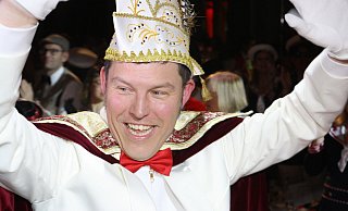 Der neue Prinz Christian I. Hartmann bahnt sich den Weg zur Bühne durch die tosende Stadthalle. - Regina Brucksch Der neue Prinz Christian I. Hartmann bahnt sich den Weg zur Bühne durch die tosende Stadthalle. - Regina Brucksch