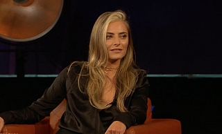 Im Gespräch mit Moderatorin Barbara Schöneberger erzählt Schauspielerin Sophia Thomallaüber ihr Investment in das Gütersloher Unternehmen Schüttflix. - Screenshot ndr.de Im Gespräch mit Moderatorin Barbara Schöneberger erzählt Schauspielerin Sophia Thomallaüber ihr Investment in das Gütersloher Unternehmen Schüttflix. - Screenshot ndr.de