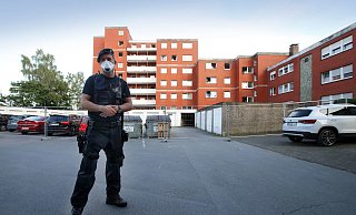 Die Polizei hat eine Siedlung mit Wohnhäuseren von Tönnies-Werkvertragsarbeitern in Verl-Sürenheide gesperrt. - Patrick Menzel Die Polizei hat eine Siedlung mit Wohnhäuseren von Tönnies-Werkvertragsarbeitern in Verl-Sürenheide gesperrt. - Patrick Menzel