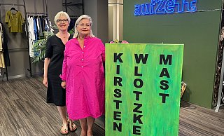 Kirsten Wlotzke Mast (rechts) verkauft für drei Wochen ausgewählte Designer-Mode ihrer gleichnamigen Boutique im Pop-up-Store an der Kökerstraße und wird dabei tatkräftig von ihrer Kollegin Simone Johannwille unterstützt. - Jule Prietzel Kirsten Wlotzke Mast (rechts) verkauft für drei Wochen ausgewählte Designer-Mode ihrer gleichnamigen Boutique im Pop-up-Store an der Kökerstraße und wird dabei tatkräftig von ihrer Kollegin Simone Johannwille unterstützt. - Jule Prietzel