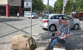 Kurze Wartezeit: Uwe Lomberg und Nahverkehrsexperte Henning Vieker (r.) testeten die Mitfahrbank vor dem Rathaus - Klaus Frensing Kurze Wartezeit: Uwe Lomberg und Nahverkehrsexperte Henning Vieker (r.) testeten die Mitfahrbank vor dem Rathaus - Klaus Frensing