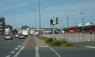 Auf dieser Fläche nahe des Hauptbahnhofs, wo heute bereits Stellplätze sind, wird das neue städtische Parkhaus an der Bahnhofstraße gebaut. - Sabine Kauke Auf dieser Fläche nahe des Hauptbahnhofs, wo heute bereits Stellplätze sind, wird das neue städtische Parkhaus an der Bahnhofstraße gebaut. - Sabine Kauke