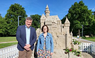 Sponsor Jan Lackmann vom Redingerhof und Gartenschau-Geschäftsführerin Rehana Rühmann sind vom imposanten Dornröschen-Schloss aus Spezialsand begeistert. - Stadt Bad Lippspringe Sponsor Jan Lackmann vom Redingerhof und Gartenschau-Geschäftsführerin Rehana Rühmann sind vom imposanten Dornröschen-Schloss aus Spezialsand begeistert. - Stadt Bad Lippspringe