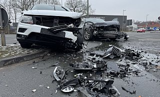 Bei einem Verkehrsunfall auf der Eckendorfer Straße wurden zwei Frauen verletzt. - Paul Brinkmann Bei einem Verkehrsunfall auf der Eckendorfer Straße wurden zwei Frauen verletzt. - Paul Brinkmann