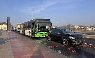 Der Bus krachte in das Heck des VW und löste damit eine Kettenreaktion aus. Insgesamt vier Autos und der Bus wurden beschädigt. - Patrick Schwemling Der Bus krachte in das Heck des VW und löste damit eine Kettenreaktion aus. Insgesamt vier Autos und der Bus wurden beschädigt. - Patrick Schwemling