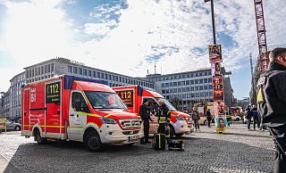 Die Einsatzkräfte eilten am Sonntagvormittag zum Bielefelder Hauptbahnhof. - Paul Brinkmann Die Einsatzkräfte eilten am Sonntagvormittag zum Bielefelder Hauptbahnhof. - Paul Brinkmann