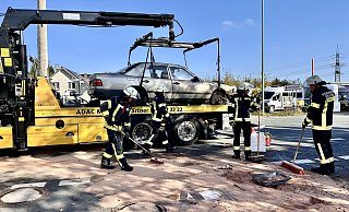 Nach der Kollision mit einem Lkw muss der Pkw im Bielefelder Süden abgeschleppt werden. Es kam zur Sperrung der Paderborner Straße. - Barbara Franke Nach der Kollision mit einem Lkw muss der Pkw im Bielefelder Süden abgeschleppt werden. Es kam zur Sperrung der Paderborner Straße. - Barbara Franke