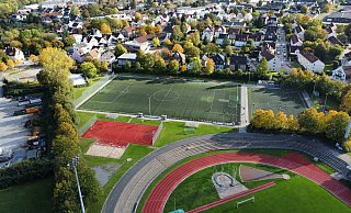 Aus der Luft ist der Standort der Freilufthalle auf der Rußheide gut zu sehen. Der rote Tartanplatz wird dafür überdacht. - Eike Horstmann Aus der Luft ist der Standort der Freilufthalle auf der Rußheide gut zu sehen. Der rote Tartanplatz wird dafür überdacht. - Eike Horstmann