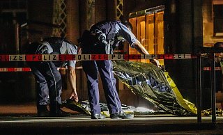 Versuchtes Tötungsdelikt am Neuen Rathaus* Mordkommission Doppel: 21-jähriger Bielefelder lebensgefährlich verletzt Tat in der Nacht von Samstag, 17.8. auf Sonntag, 18..8.2024. Zweiter möglicher Tatort: Jahnplatz vor McDonalds, Bank und Mülleimer - Paul Brinkmann Versuchtes Tötungsdelikt am Neuen Rathaus* Mordkommission Doppel: 21-jähriger Bielefelder lebensgefährlich verletzt Tat in der Nacht von Samstag, 17.8. auf Sonntag, 18..8.2024. Zweiter möglicher Tatort: Jahnplatz vor McDonalds, Bank und Mülleimer - Paul Brinkmann