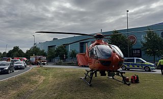 Bei einem Unfall auf dem Ostwestfalendamm ist am Dienstagmorgen auch ein Rettungshubschrauber im Einsatz. - Paul Brinkmann Bei einem Unfall auf dem Ostwestfalendamm ist am Dienstagmorgen auch ein Rettungshubschrauber im Einsatz. - Paul Brinkmann