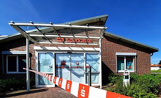 Die Sparkasse an der Bruchstraße in Bruchmühlen wenige Tage nach der Automaten-Sprengung Mitte Mai. Die Filiale ist weiterhin geschlossen. - Niklas Krämer Die Sparkasse an der Bruchstraße in Bruchmühlen wenige Tage nach der Automaten-Sprengung Mitte Mai. Die Filiale ist weiterhin geschlossen. - Niklas Krämer