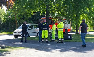 Die Feuerwehr Gütersloh rückte aufgrund von beißenden Gerüchen wieder einmal in das Industriegebiet Nord aus. Unternehmer Florian Gnegel (2. von links) unterhält sich mit Mitarbeitern der Kanalbetriebe. - Privat Die Feuerwehr Gütersloh rückte aufgrund von beißenden Gerüchen wieder einmal in das Industriegebiet Nord aus. Unternehmer Florian Gnegel (2. von links) unterhält sich mit Mitarbeitern der Kanalbetriebe. - Privat