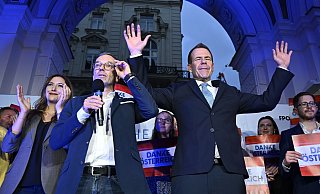 FPÖ-Bundesparteiobmann Herbert Kickl (l) und Spitzenkandidat Harald Vilimsky feiern auf einer Wahlparty. - Helmut Fohringer/APA/dpa FPÖ-Bundesparteiobmann Herbert Kickl (l) und Spitzenkandidat Harald Vilimsky feiern auf einer Wahlparty. - Helmut Fohringer/APA/dpa