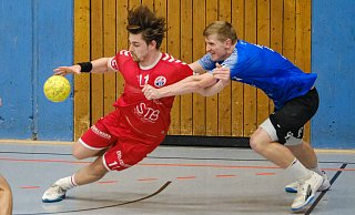 Bielefeld Fynn Prüßner zeigt seinem Spenger Gegenspieler Mika Kösters (r.), was ein Haken ist. TSG II gewann das Derby klar. - Andreas Zobe Bielefeld Fynn Prüßner zeigt seinem Spenger Gegenspieler Mika Kösters (r.), was ein Haken ist. TSG II gewann das Derby klar. - Andreas Zobe