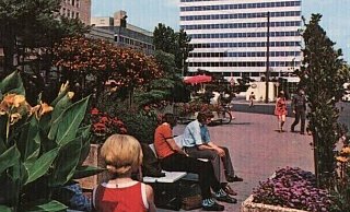 1972, der Kesselbrink in Bielefeld blüht. Das Telekomhochhaus ist gerade fertiggestellt worden. - Stadtarchiv Bielefeld 1972, der Kesselbrink in Bielefeld blüht. Das Telekomhochhaus ist gerade fertiggestellt worden. - Stadtarchiv Bielefeld