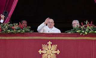 Vor zahlreichen Gläubigen spricht der Papst seine Weihnachtsbotschaft. - Andrew Medichini/AP/dpa Vor zahlreichen Gläubigen spricht der Papst seine Weihnachtsbotschaft. - Andrew Medichini/AP/dpa