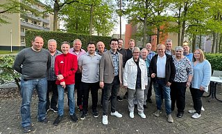 Die Kandidatenriege der SPD: Zu sehen (v. l. n. r.): Oliver Hummert-Vieland, Herbert Zahnhausen, André Stargardt, Peter Liepack, Oktay Akbulut, Reinhard Bösch, Fabian Golanowsky, Joeran Siebeking, Dennis Lorenz, Claudia Strobel, Karsten Schulz, Manfred Pankratz, Hartmut Stickan, Armin Jungbluth, Annegret Michalowitz, Jens Bölk, Christin Siebeking. Es fehlen Hans Dyck und Iris Finke. - Kirsten Tirre Die Kandidatenriege der SPD: Zu sehen (v. l. n. r.): Oliver Hummert-Vieland, Herbert Zahnhausen, André Stargardt, Peter Liepack, Oktay Akbulut, Reinhard Bösch, Fabian Golanowsky, Joeran Siebeking, Dennis Lorenz, Claudia Strobel, Karsten Schulz, Manfred Pankratz, Hartmut Stickan, Armin Jungbluth, Annegret Michalowitz, Jens Bölk, Christin Siebeking. Es fehlen Hans Dyck und Iris Finke. - Kirsten Tirre